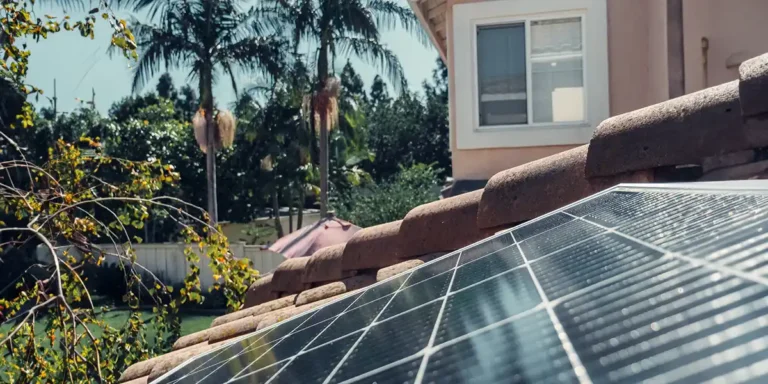 Image shows a 2000 square foot home with solar panels on the roof